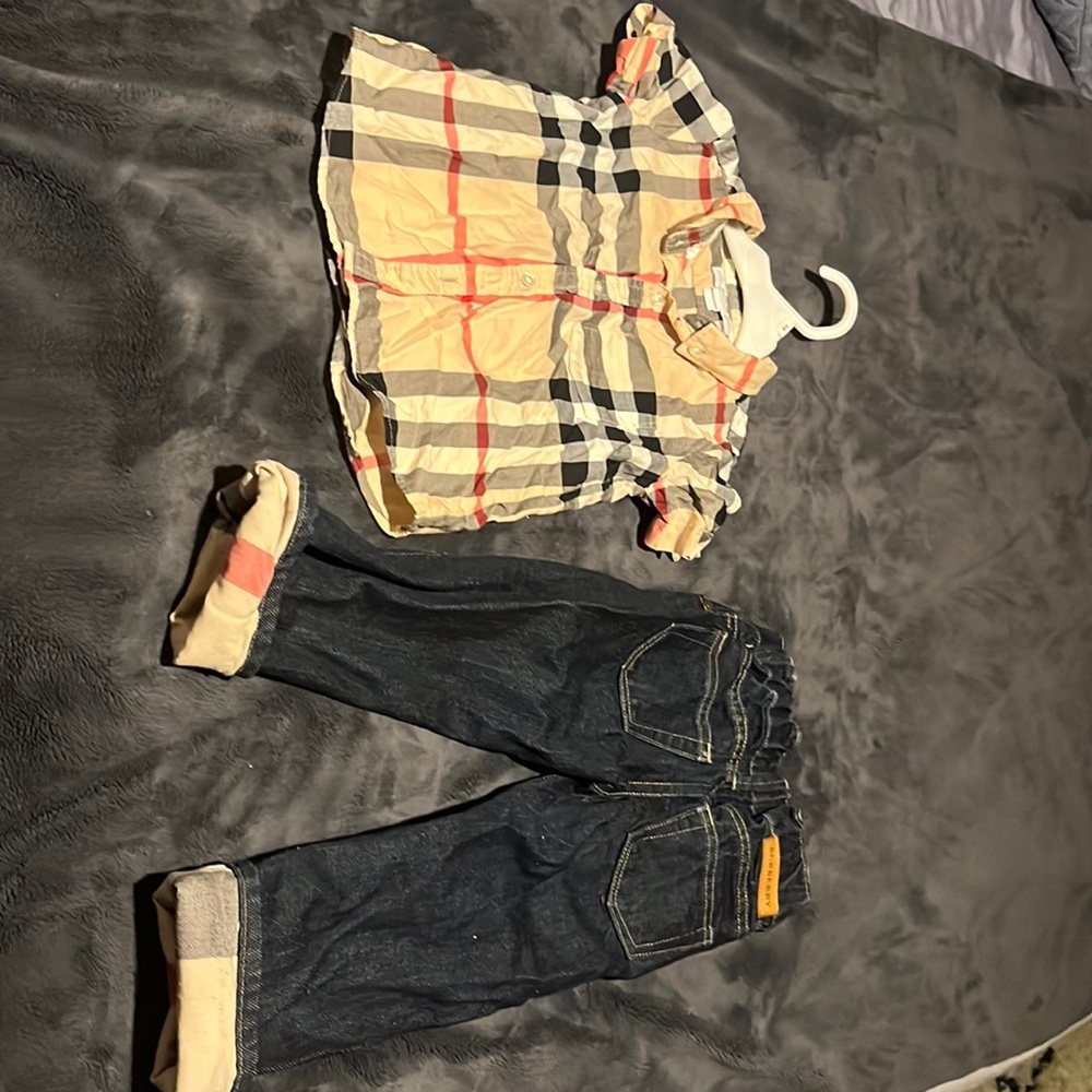AUTHENTIC Boys matching Burberry set size 2Y.
